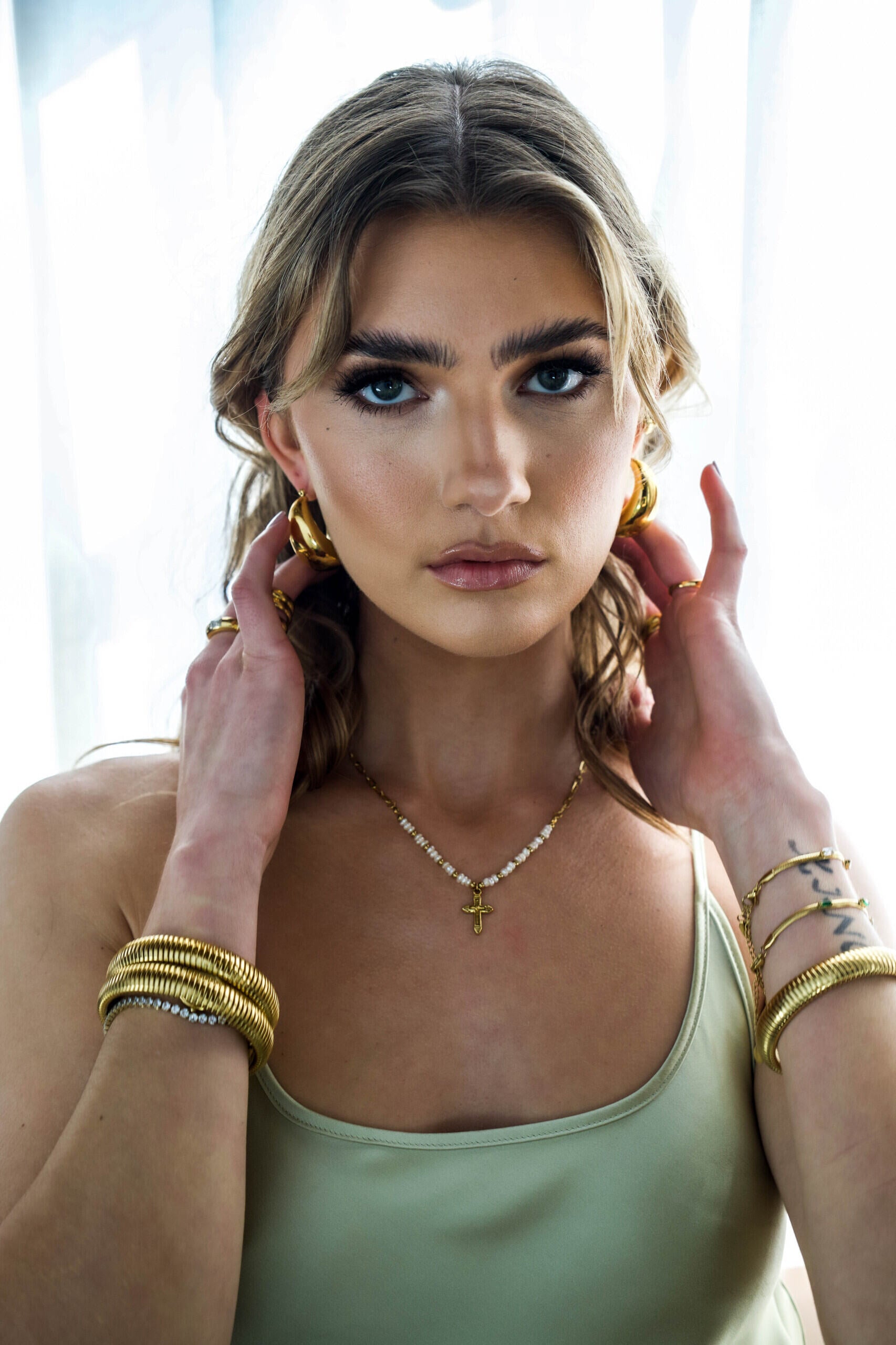 アクセサリー vivi Beaded Cross Necklace – VibeSzn